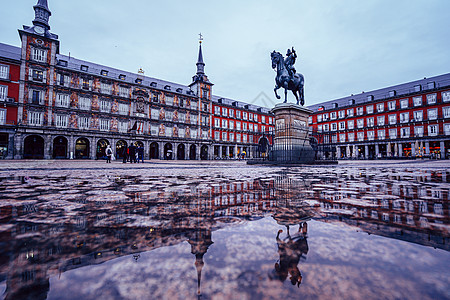 暴风雨后马德里广场市市长 地面反射首都版税鹅卵石纪念碑国王建筑学戏剧性广场雕塑雕像图片
