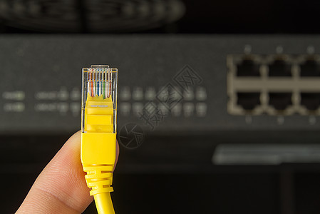 机架柜中的网络交换机和以太网电缆 通过 cat6 和 cat5 线的网络连接技术 网络交换机和电缆宽带纤维电讯科学安全架子数据中图片