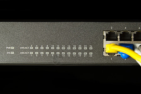 机架柜中的网络交换机和以太网电缆 通过 cat6 和 cat5 线的网络连接技术 网络交换机和电缆宽带全球互联网速度电讯安全纤维图片