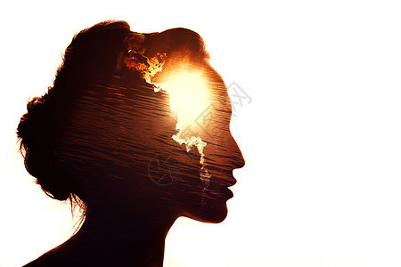 一个女人的多重曝光肖像 云层后面的太阳 情商概念图片