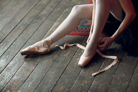Ballerina准备表演 年轻美丽的芭蕾舞女舞蹈家 穿着专业服饰 指鞋和黑色裙带图片