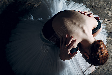 Ballerina在舞台上表演 年轻漂亮的芭蕾舞女舞者穿着白色礼服图片