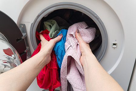白色的滚筒洗衣机 装满了衣服 清洗衣物 洗衣机里的脏衣服困惑排毒洗涤洗衣女性思维机器女郎压力烘干机图片