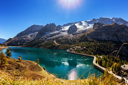 费达亚湖 法萨谷 特伦蒂诺阿尔托阿迪埃天空旅游山脉树木人工湖蓝色顶峰高山旅行全景图片