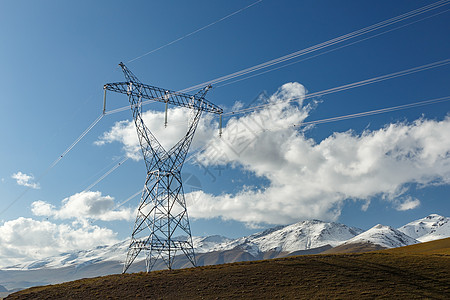 高山的电线电源线金属爬坡传播邮政天空石头变电站活力绝缘子图片