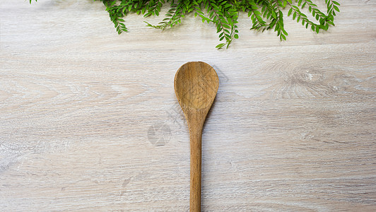 白木背景上的木勺木特纳工具投掷厨师厨房菜单桌子项目嘲笑商品车工图片
