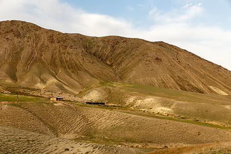 吉尔吉斯斯坦山区的房屋和农庄图片