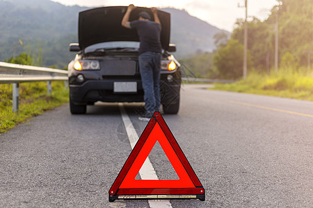 道路上的红色三角标志警告有故障 o 的汽车风险维修冒险橙子塑料交通运输街道碰撞帮助图片