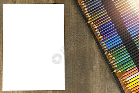 许多铅笔颜色 木板上有空白白白纸图片