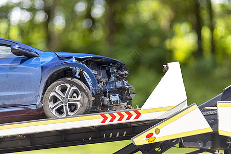 蓝色汽车因电动电动电动车而损坏安全交通石头小路州际碰撞货物维修烧伤警告图片