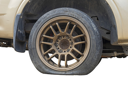 在白色 b 上隔离的后车上特写旧轮胎和漏气轮胎图片