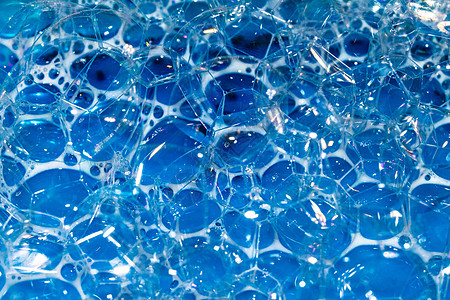 圆形水滴背景的沐浴水泡沫泡沫的特写天空水滴洗发水气泡蓝色星云宇宙液体科学彩虹背景
