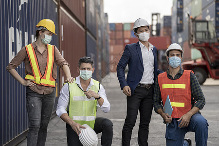 h 工人佩戴保护面具 面部和安全h技术头盔制造业工作仓库地点操作发烧医生员工图片