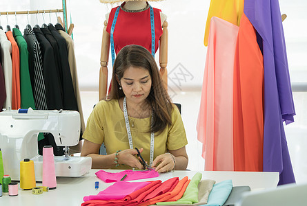 在家工作的女设计师设计工艺职场时装机器女士女裁缝生意技术员织物图片