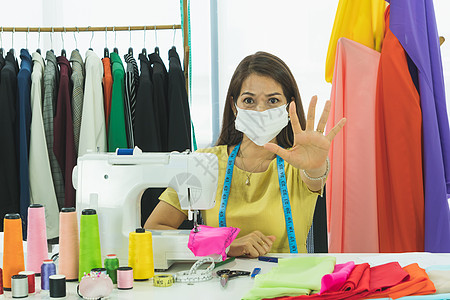 在家工作的老女性时装设计师缝纫女士面具工艺女性商业手工退休设计缝纫机图片