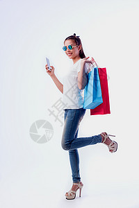 美丽的快乐女孩的图片 穿着暑期服装 抱着零售信用卡黑发金融微笑女性技术顾客信用购物狂图片