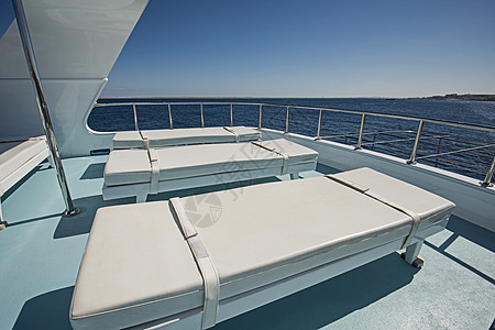 可以看到豪华豪华游艇的周面海洋平台日光栏杆热带航行海景蓝色木头天空图片
