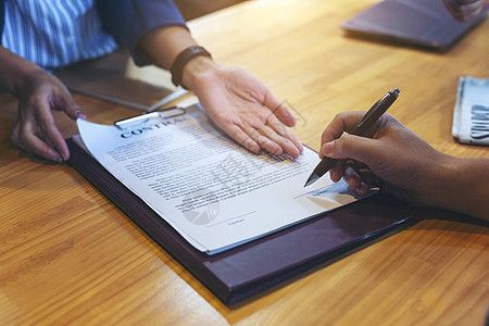 生意人签了合约 商合同细节 西SI团队顾问投资桌子公司伙伴男人男性经理商业图片