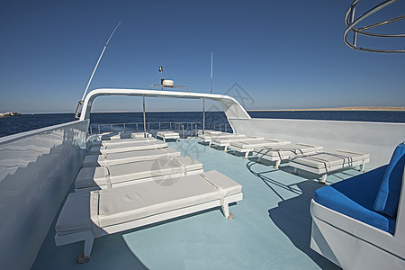 可以看到豪华豪华游艇的周面栏杆蓝色平台地平线天空旅行奢华娱乐航行日光浴图片