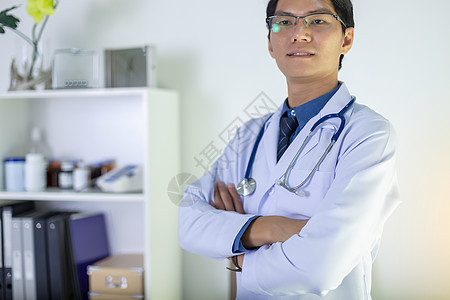 站立在他的私人诊所的医生画象 医学物理测试技术工作病人专家屏幕界面按钮护士导航图片