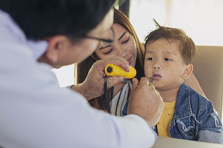 医生通过听诊器检查一个小男孩 医学和治疗医院微笑疾病病人访问成人女性母亲诊所考试图片