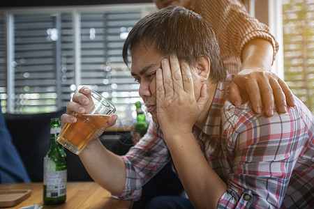 在夜总会的一位同事给酒鬼商务人士慰安抚图片