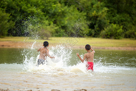 亚洲儿童在河中欢乐地玩耍童年快乐团队多样性喜悦公园微笑朋友季节活动图片