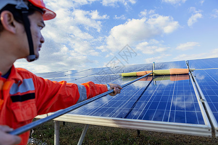 工程师们正在检查太阳能电池板的维修保养 还有克莱拉技术员阳光控制板工程安装创新技术太阳能板商业细胞图片