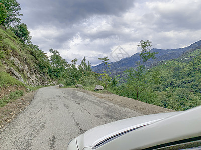 在斯瓦特山谷高山的公路上 从车上看一看图片