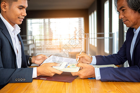 签署交易合同的商务人士 c 业务c协议桌子职业顾问男人客户贷款投资律师文档图片