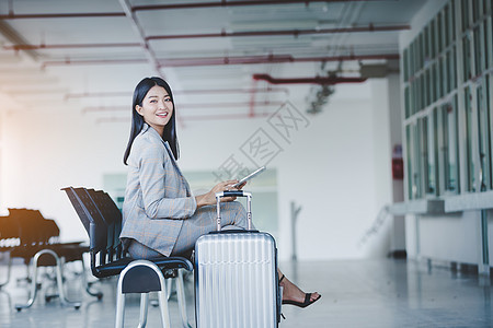 商业女商务人士的肖像 看着数字平板电脑和白色三角形技术商务运输男人女性游客屏幕时间团体商界图片