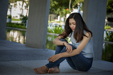 悲哀的年轻女人看着钟表 等待着男孩女士孤独头发魅力城市寂寞悲伤裙子街道女孩图片