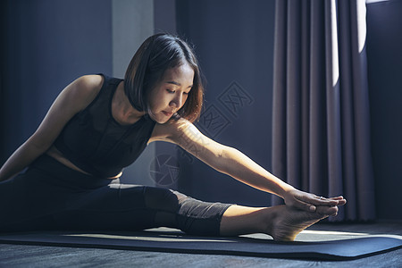 华丽年轻女子在室内做瑜伽的肖像运动体操训练女孩姿势女性健身房班级活力活动图片