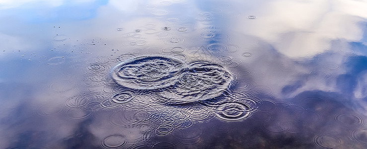 美丽的湖水 溅起水花 湖面上泛起涟漪蓝色羊毛海洋海浪水滴水池空间雨滴波纹反射图片