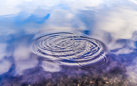 美丽的湖水 溅起水花 湖面上泛起涟漪雨滴海浪飞溅反射空间运动羊毛波纹气泡宏观图片