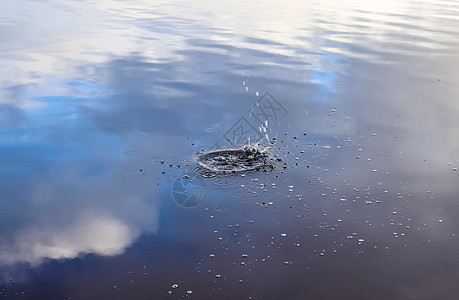 美丽的湖水 溅起水花 湖面上泛起涟漪圆圈蓝色喷泉波纹雨滴飞溅反射运动羊毛空间图片