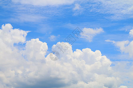 美丽的蓝色天空 有云彩背景 夏季亮光明亮晴朗天堂环境阳光团体晴天气象季节云景天气活力图片