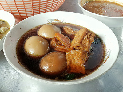 泰语 在牛弓中煮鸡蛋烹饪肉汁香菜餐厅美食蔬菜香料桌子肉桂腹部图片