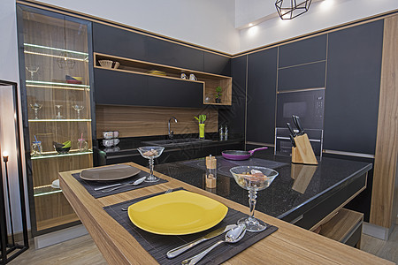 豪华公寓的现代厨房设计图大理石早餐房子天花灯柜台装饰家具展示厅橱柜门金属图片