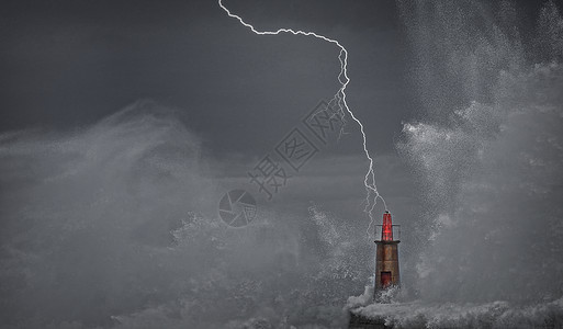 闪电和向旧灯塔挥手码头灾难活力海洋海景力量蓝色海岸风暴海浪图片