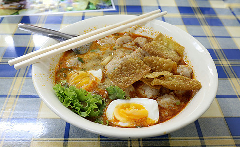 面条汤 配鸡蛋虾饭美食液体面条乡村烹饪午餐食物盘子餐巾营养图片