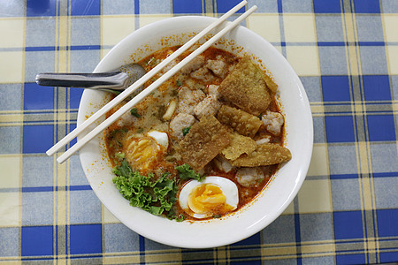 面条汤 配鸡蛋虾饭勺子午餐饮食肉汤盘子食物乡村烹饪面条蔬菜图片