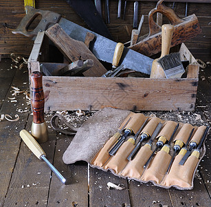 木制地板上的不同工具图片