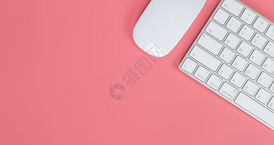平板平面 最上视图办公桌台 带有键盘的工作空间 a电脑配饰铅笔桌面办公室老鼠技术粉红色商业背景图片