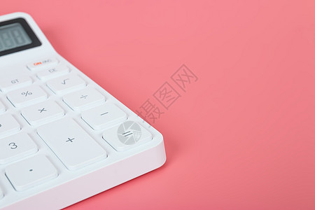 明亮粉红背景 营销和Fina的白计算器图片