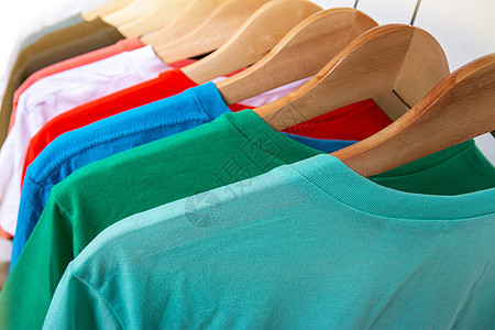 服装架上时装T恤衫     特写亮彩色圆环零售衣柜设计师黄色展示红色收藏店铺架子织物图片