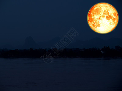 在河之夜的天空中 超级满血月图片