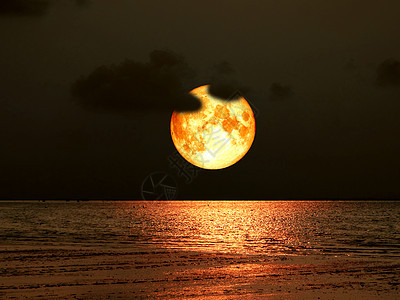 超级满血月在海面上回云夜天空背景图片