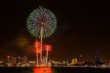 夜市风景背景的烟花色彩多彩的庆祝节日焰火纪念日海滩乐趣庆典天空周年假期蓝色城市图片