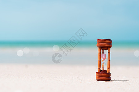 沙滩背景上流传着微小的沙漏秀时间乐器测量倒数商业灯泡季节跑步玻璃古董手表图片